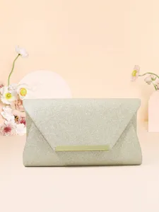 Gros plan détaillé de la magnifique pochette de soirée pailletée avec barre métallique.