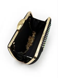 Élégante pochette de soirée noire avec cadre métallique doré et strass étincellants.
