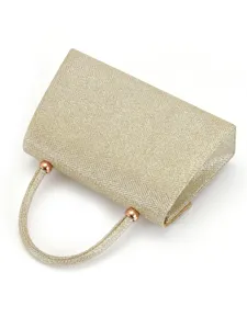 Vue detaillee du sac de soiree pochette pailletee doree avec attache poignee metallique.
