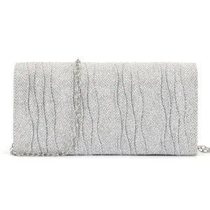 Détail de pochette de soirée à paillettes argentées avec plis ondulés et chaîne métallique.