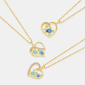 Dettaglio della collana con cuore di tartaruga marina serie oceano in argento dorato con pietra.