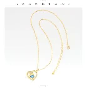 Primo piano dettagliato della collana con ciondolo tartaruga marina in argento 925.
