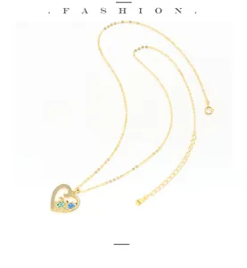 Vista dettagliata della squisita collana con ciondolo a cuore tartaruga di mare in argento S925 oro.