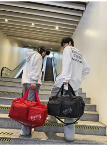 Detailansicht der großen Reisetasche, multifunktionale Sporttasche mit Schultergurt für Fitness.