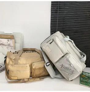 Große Reise-Sporttasche mit vielen Taschen, Schultergurt und robustem Stoffmaterial.