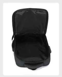 Vue détaillée intérieure du sac à dos d'affaires noir anti-vol, grand espace de stockage.