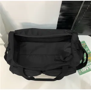 Schwarze Reisetasche mit großem Fassungsvermögen, ideal für Fitness und Geschäftsreisen.