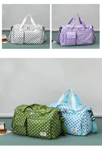 Vue détaillée du sac de voyage à pois mettant en valeur ses poches et fermetures éclair.