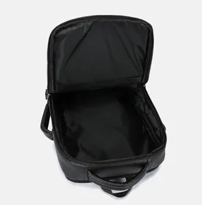 Vista dettagliata dell interno dello zaino porta pc in pelle PU nera per lavoro viaggio