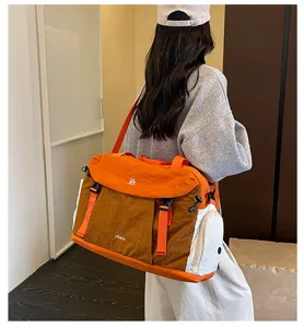 Dettagli della borsa da viaggio multifunzionale per fitness con grande capacità e spallacci.
