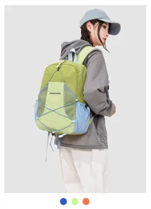 Detailansicht des stylischen Farbblock-Rucksacks mit Fronttasche aus Mesh und Kordelzug.