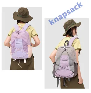 Detailansicht des Outdoor-Rucksacks mit Kontrastfarben, Netztasche vorne und verstellbaren Trägern.