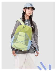 Leichter Color-Block-Rucksack im Detail, mit stylischer Netztasche und praktischen Kordelzügen.