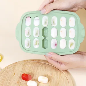 Vassoio per cubetti di ghiaccio in silicone e contenitore pappa per neonato con coperchio.