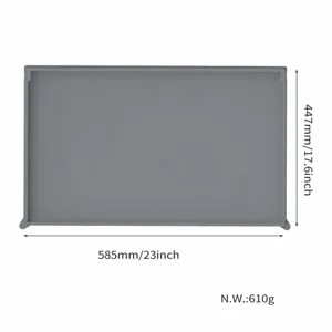 Detail view of the gray silicone grill protection mat, measuring 585x447mm, 610g net weight.