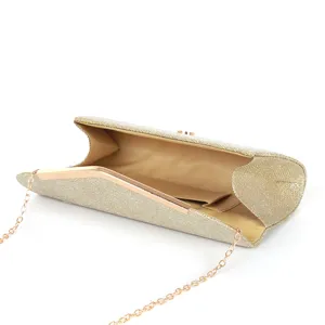Gold Glitzer Abend Clutch Tasche Nahaufnahme Ansicht mit metallischem Kettendetail