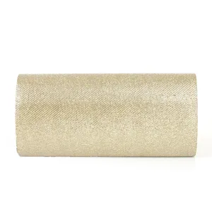 Detailansicht der glitzernden goldenen Abendtasche mit schimmernder Pailletten-Textur.