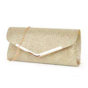 Detailaufnahme einer glamourösen goldenen Glitzer-Abendtasche mit V-Metallverschluss und Kette.