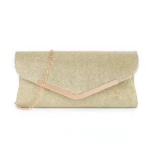 Glänzende goldene Pailletten Abendtasche mit metallenem V-Verschluss und feiner Kette.
