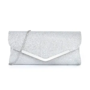 Nahaufnahme der silbernen Glitzer-Abendtasche mit dem eleganten V-förmigen Metallverschluss.