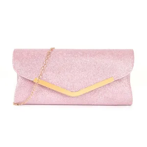 Elegante rosafarbene Pailletten-Abendtasche mit goldener V-förmiger Metallschließe und Kette.