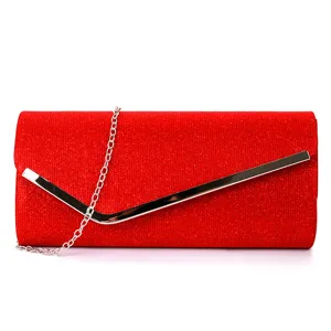 Détail de pochette de soirée à paillettes rouges avec barre métallique et bandoulière.