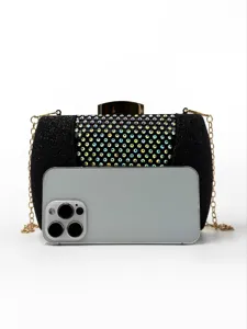 Détail de pochette de soirée pailletée noire avec strass scintillants et chaîne dorée.