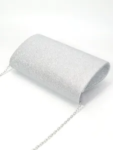 Finition pailletée argentée brillante sur ce sac de soirée élégant avec fine chaîne.