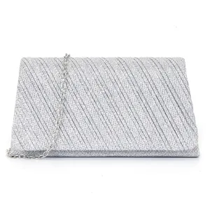 Detailaufnahme der silbernen Glitzer-Abendtasche mit diagonaler Plissee-Struktur und Kette.