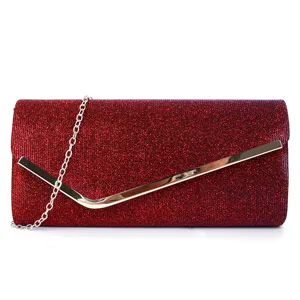 Détail pochette de soirée pailletée rouge, barre en métal stylée, sac de fête.