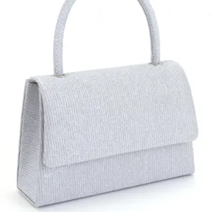 Détail rapproché du sac de soirée argenté à paillettes avec poignée élégante et rabat.