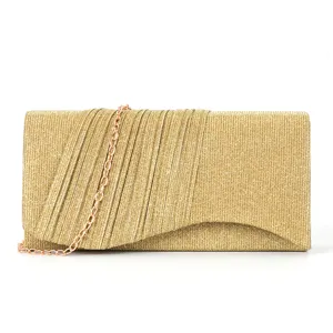 Pochette de soirée plissée dorée avec bandoulière chaîne, élégant accessoire pour fêtes.