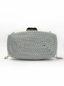 Détail de pochette tissée métallique argentée, sac de soirée en PU avec fermoir et chaîne métal.