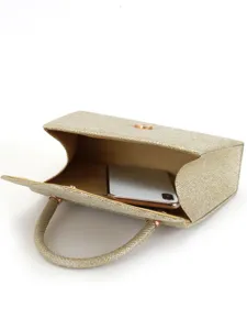Détail intérieur de sac de soirée pailleté or montrant une capacité spacieuse pour téléphone.