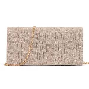 Élégante pochette de soirée à paillettes scintillantes avec chaîne dorée, gros plan détaillé.