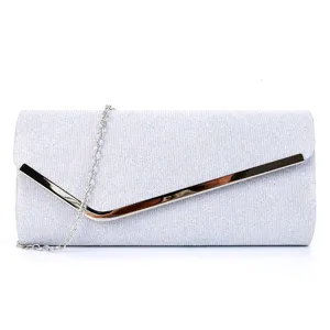 Détail de la pochette de soirée pailletée argentée, accent métallique, accessoire élégant.