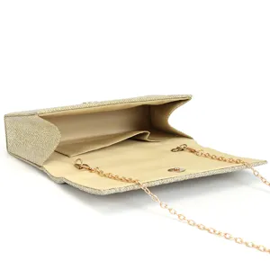 Vue détaillée de la pochette de soirée pailletée dorée ouverte montrant la doublure.