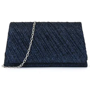 Detailansicht der dunkelblauen Glitzer-Abendtasche mit edler silberner Metallkette.