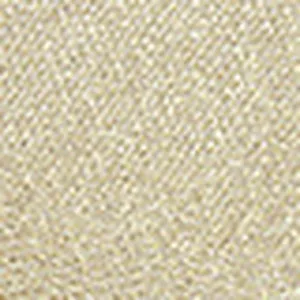 Gros plan détail de la texture du tissu scintillant du sac de soirée doré fin et élégant.