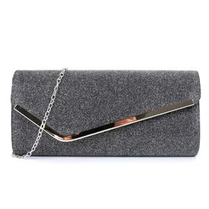 Sac de soirée élégant pour femme avec design pailleté scintillant et chaîne en métal.