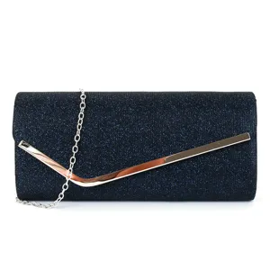 Vue détaillée de la pochette de soirée pailletée bleu foncé avec barre métallique chic.