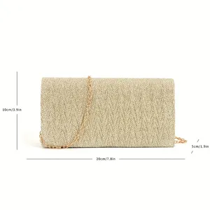 Élégante pochette de soirée tissée avec chaîne dorée, forme rectangulaire de 20x10x5 cm.