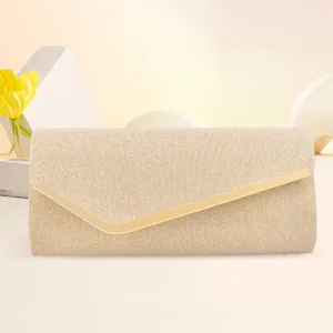 Élégante pochette de soirée dorée scintillante avec bande en métal pour femme.