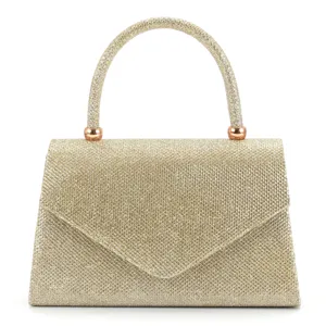 Détail de sac de soirée pailleté or montrant le tissu scintillant et la poignée élégante.