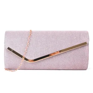 Vue détaillée d'une pochette de soirée pailletée rose avec accent en métal et chaîne.