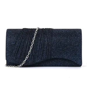 Vue detaillee de la pochette de soiree pailletee bleu fonce avec plis et chaine argentee.