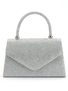 Vue détaillée du sac de soirée pailleté argenté avec rabat enveloppe et poignée supérieure.