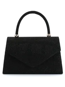 Gros plan détail de la poignée du sac de soirée pailleté noir et rabat enveloppe.