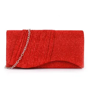 Pochette de soirée pailletée rouge détail montrant la texture brillante chaîne argentée.