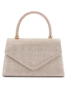 Détail de sac de soirée scintillant en strass, rabat élégant et quincaillerie dorée chic.